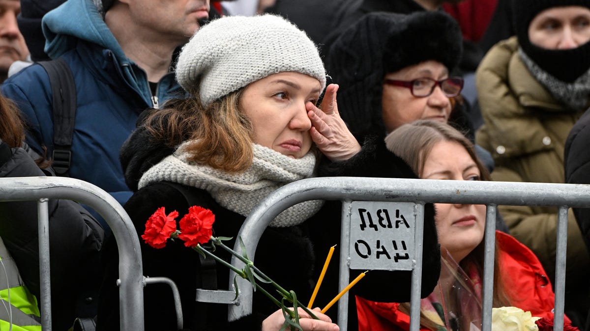 "Massive Turnout and Anti-Putin Sentiments Mark Alexei Navalny's Funeral in Moscow"