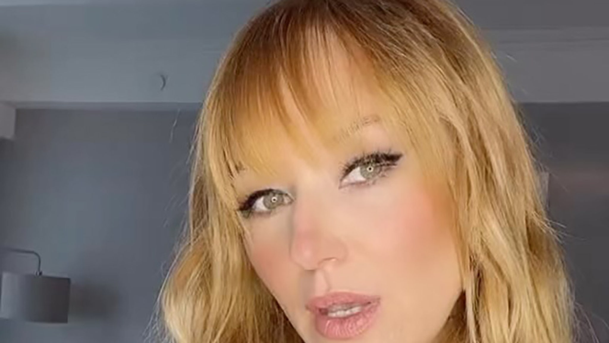 Featured image for Jewel Accuses Mother of Embezzling $100 Million Fortune