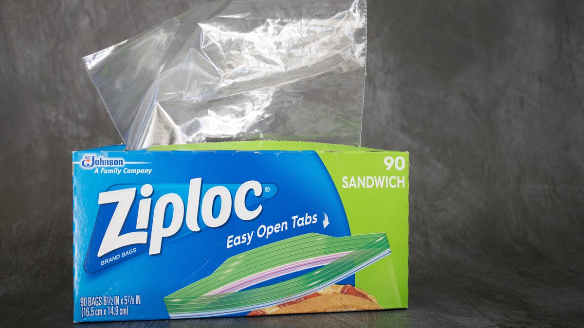 "Effortlessly Remove Fat from Turkey Drippings with a Ziploc Bag"