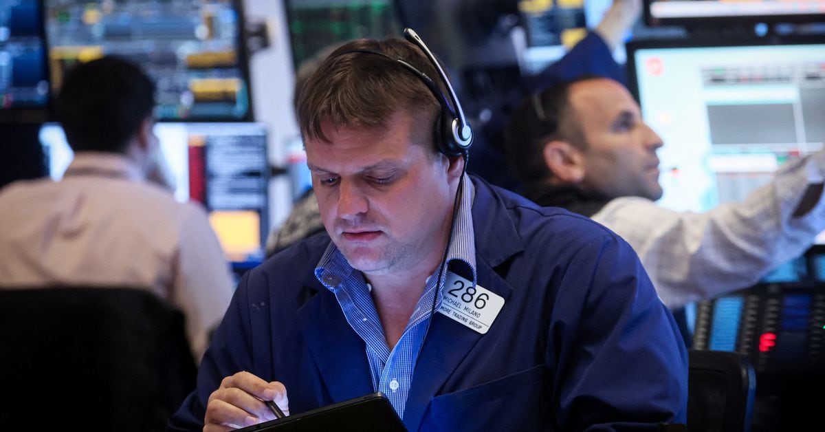 Mixed economic data causes uncertainty on Wall Street