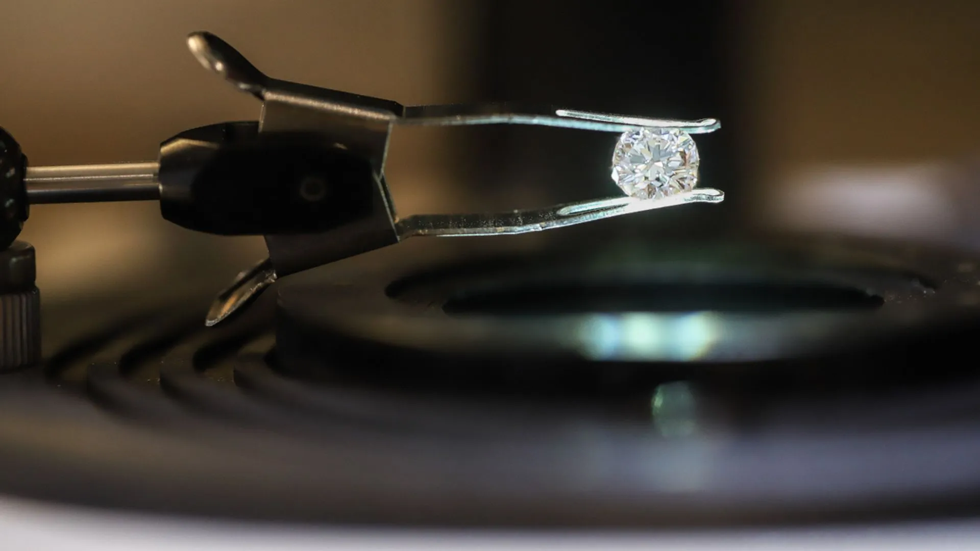 Featured image for Diamonds as Data Vaults: Storing Terabytes for Millennia