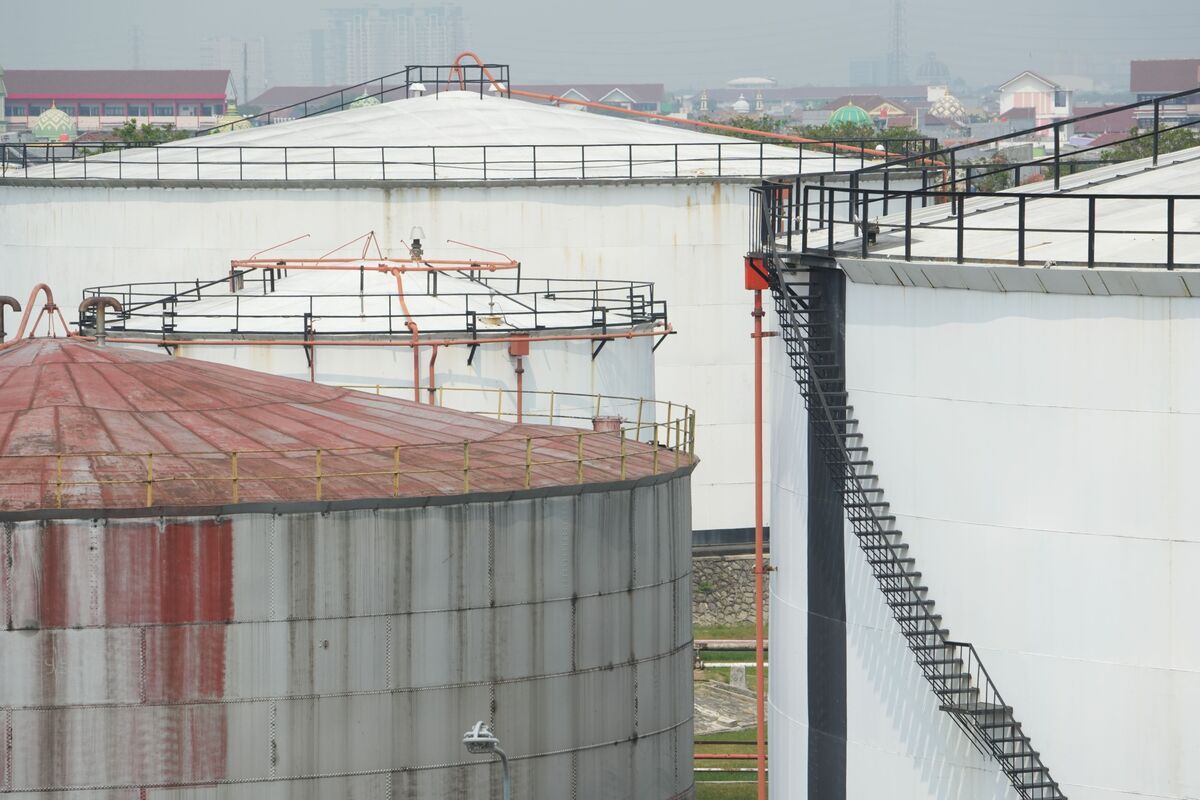 Featured image for "Monday's Oil Market Analysis: Latest Prices and News"