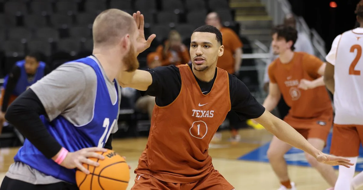 Texas' Dylan Disu out with foot injury in Sweet 16 matchup against Xavier.