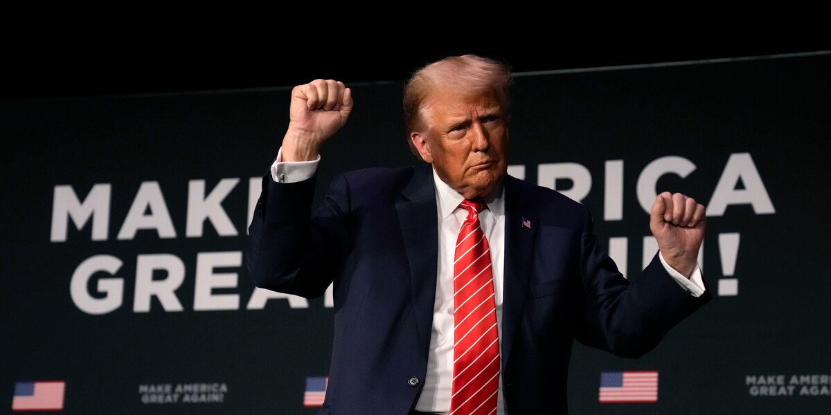 Featured image for Trump's Iowa Campaign Stop: Gaffes, Mockery, and Confusion