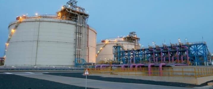 Oil prices fluctuate amidst conflicting supply and demand signals.