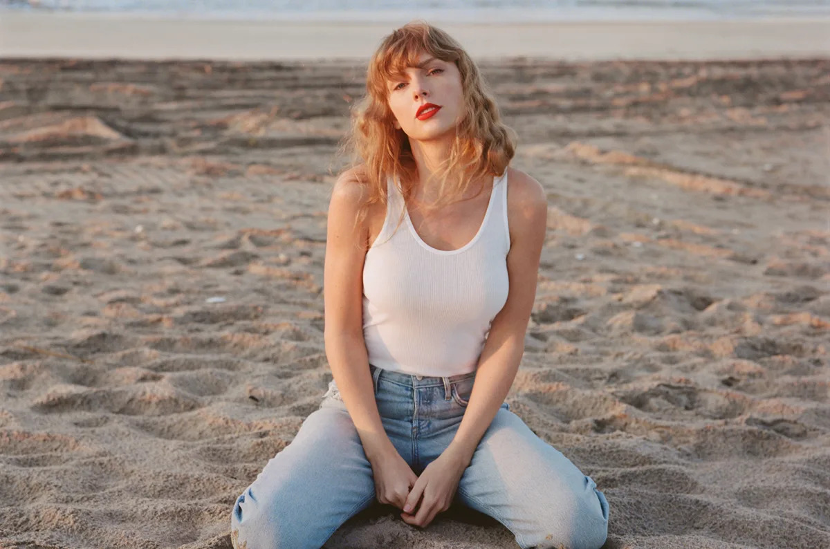 Featured image for Taylor Swift Shatters Vinyl Sales Record with '1989 (Taylor's Version)'