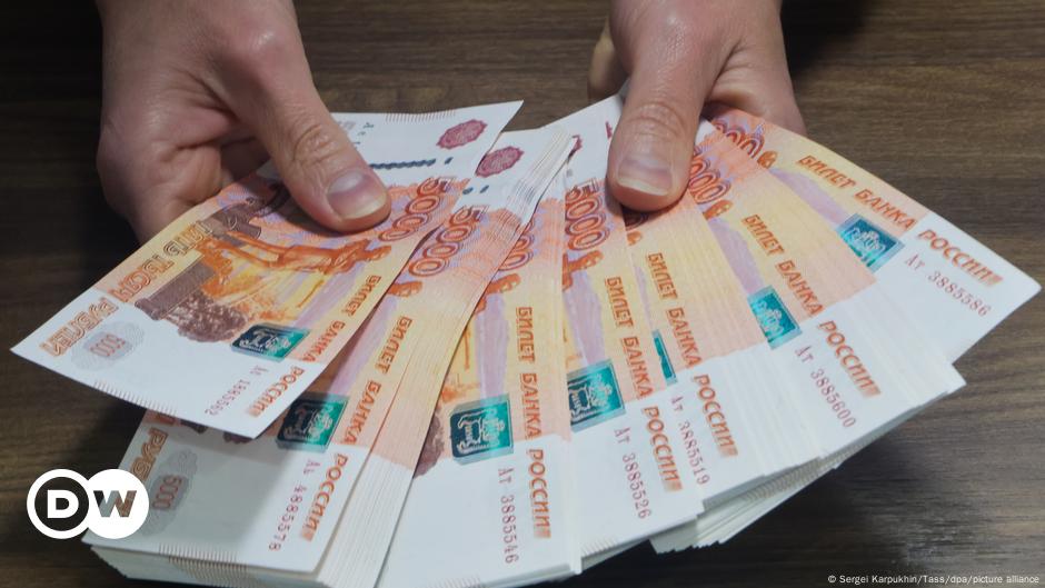 Featured image for Russian Ruble Crisis Deepens Amid Sanctions and Economic Strain