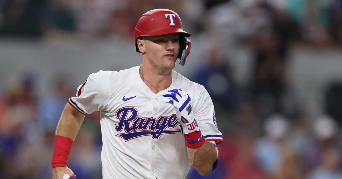 Featured image for Rangers' Martin on IL with calf strain; Jung recalled from injury list