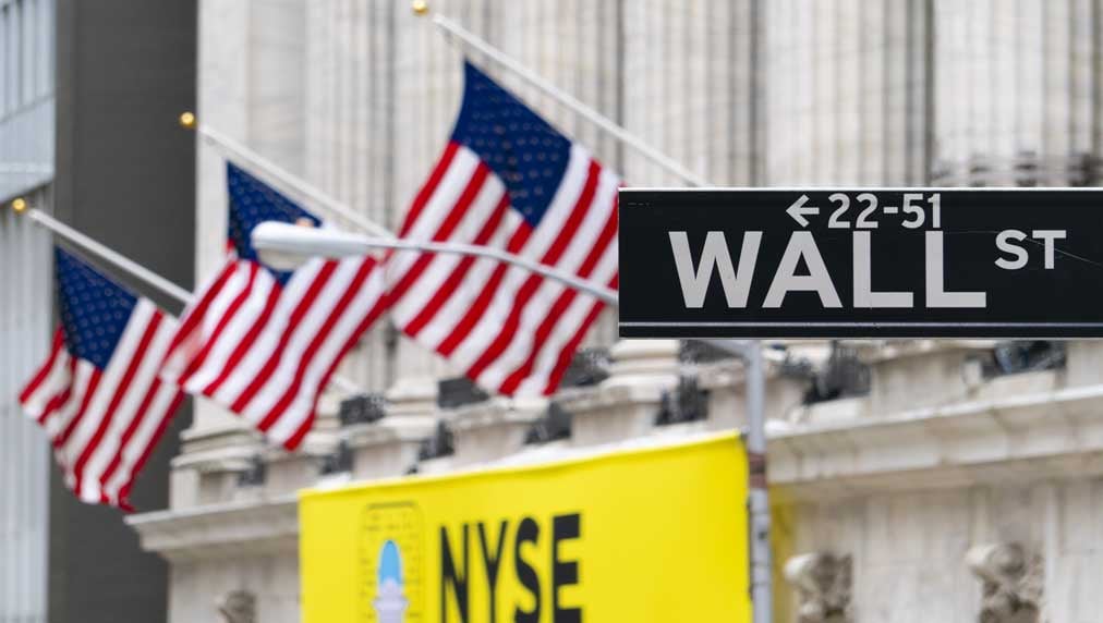 "Wall Street Analysts' Apple Stock Predictions Amid Fed Warning and Disney Board Fight"
