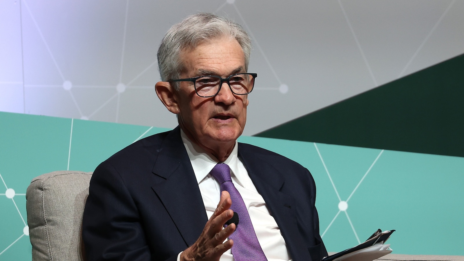 "Powell Maintains Cautious Approach to Rate Cuts Despite Market Volatility"