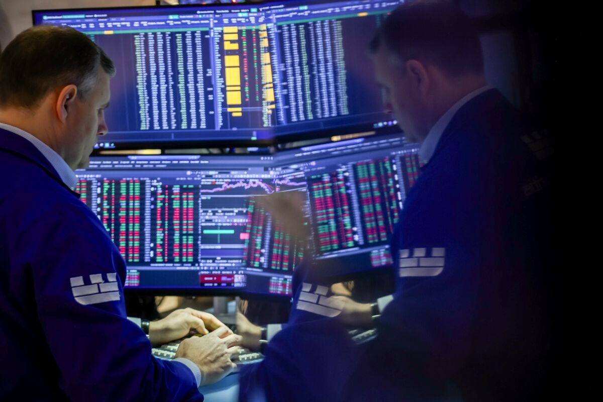 Featured image for Markets React to U.S. Venezuela Actions and Oil Price Fluctuations