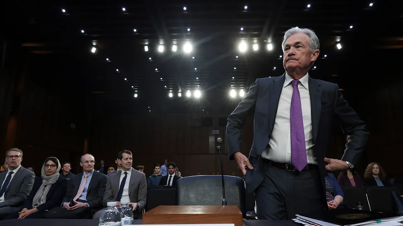 BlackRock warns against betting on Fed rate cuts amidst market uncertainty.