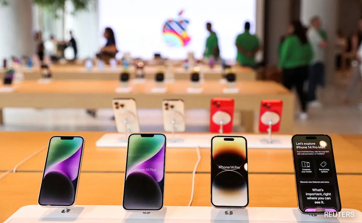 Samsung Overtakes Apple as Top Phonemaker Amid iPhone Shipments Decline