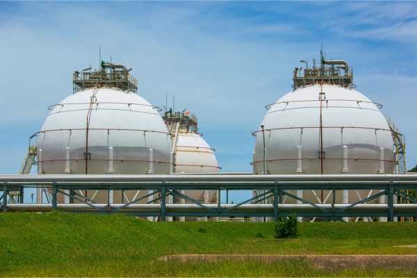 Bullish Outlook for Natural Gas Prices Amidst Tight Trading Range and Inventory Expectations