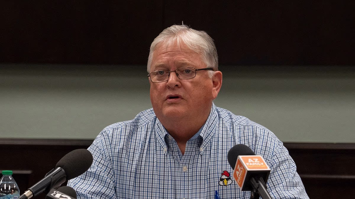 Featured image for Major Bird Flu Outbreak Kills 95% of Chickens at Large U.S. Farm