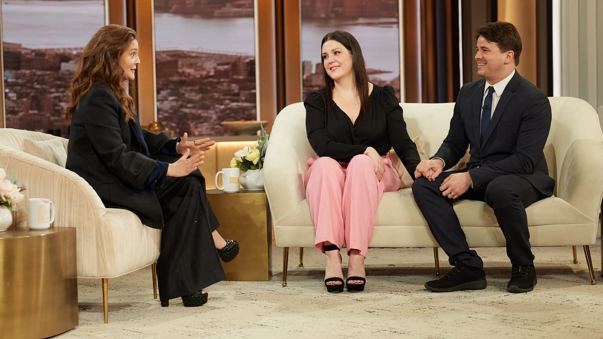 Navigating Sobriety and Love: The Story of Melanie Lynskey and Jason Ritter
