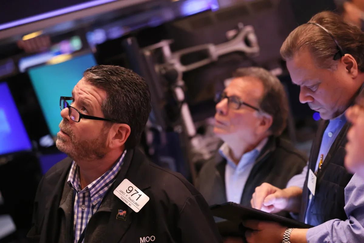 "Tech Stocks Lead Surge as S&P 500 Hits New Highs Despite Earnings Drag"