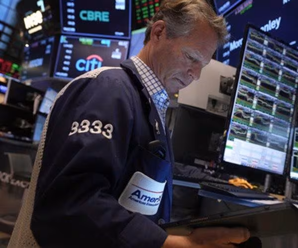 Stocks Slide Amid Rate Concerns and Tech Sell-Off