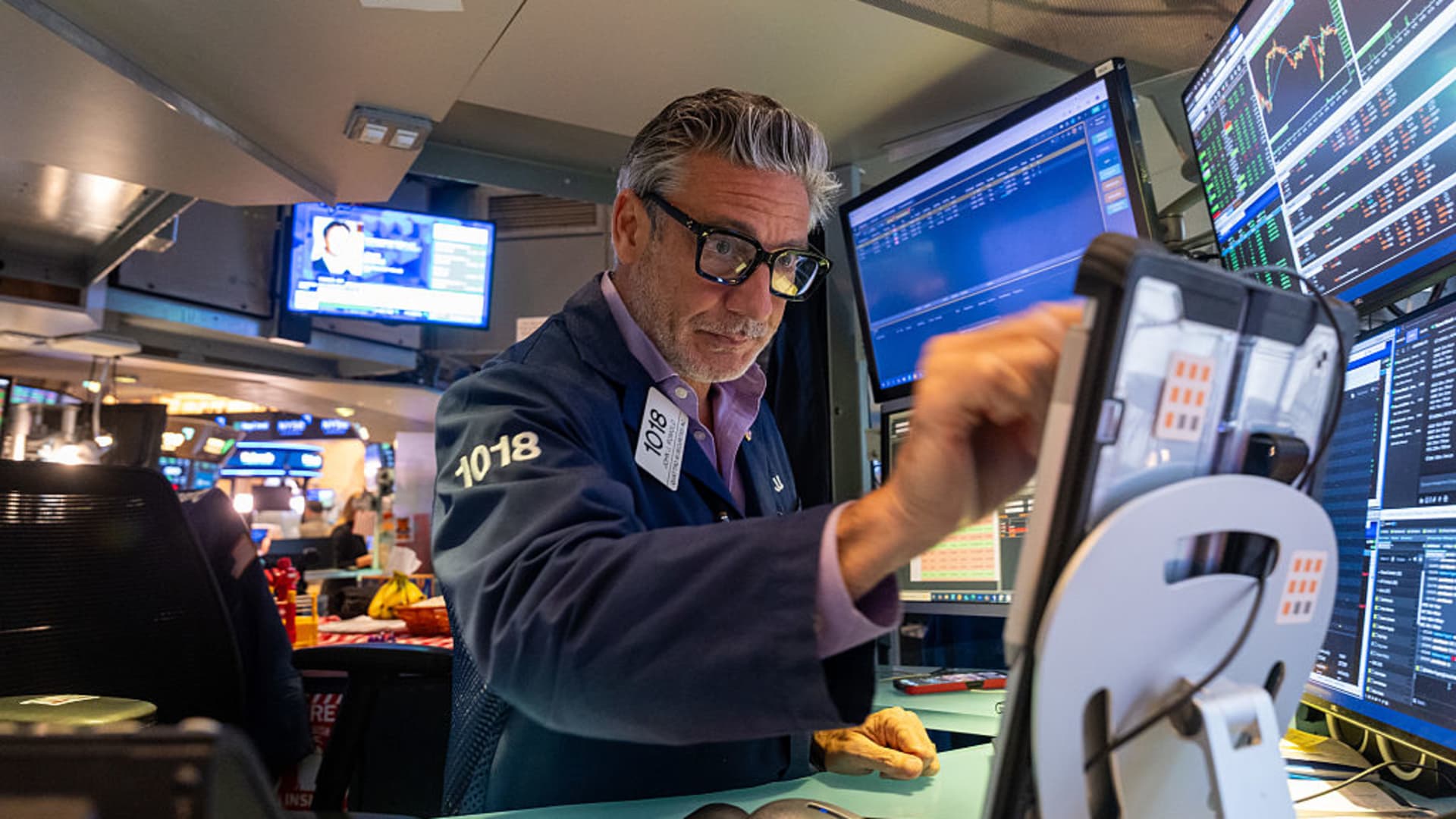 Featured image for Stock Futures Dip as Markets Await Earnings and Inflation Data