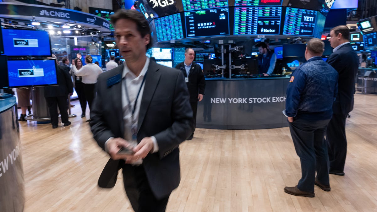 Featured image for "2024 Presidents Day Holiday Schedule: Stock Market, Mail Delivery, and Trading Hours"