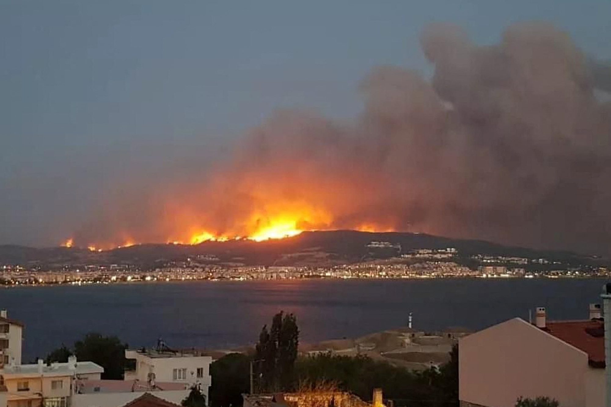 Featured image for Wildfire Forces Closure of Turkey's Dardanelles Strait for Maritime Traffic