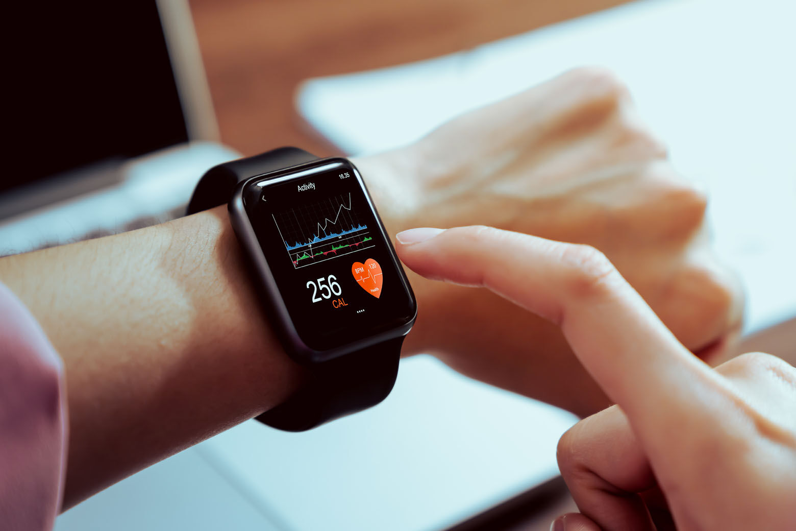 Featured image for Cardiologist Discusses Heart Health Benefits of Smart Watch Gifts