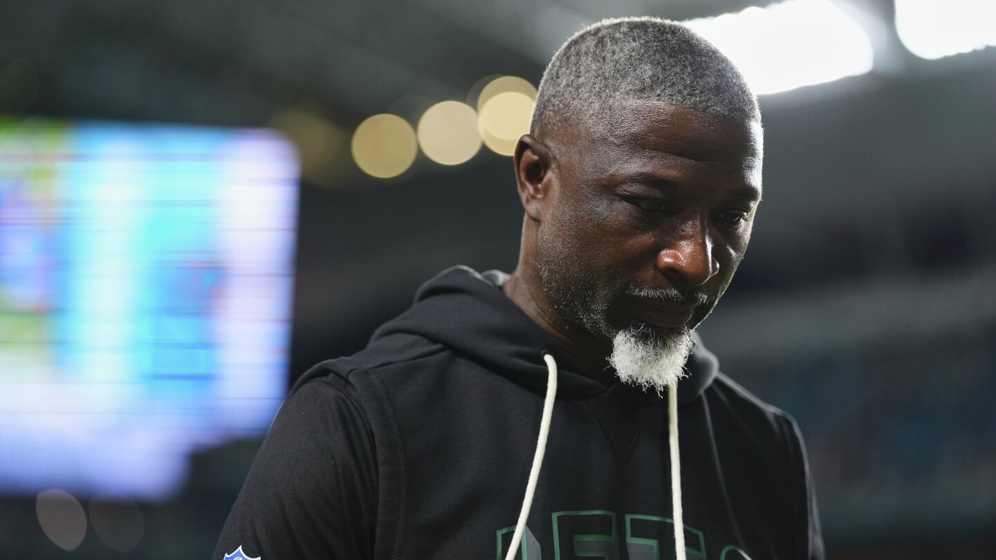 Jets Coach Aaron Glenn Emphasizes Learning to Avoid Losing Before Winning