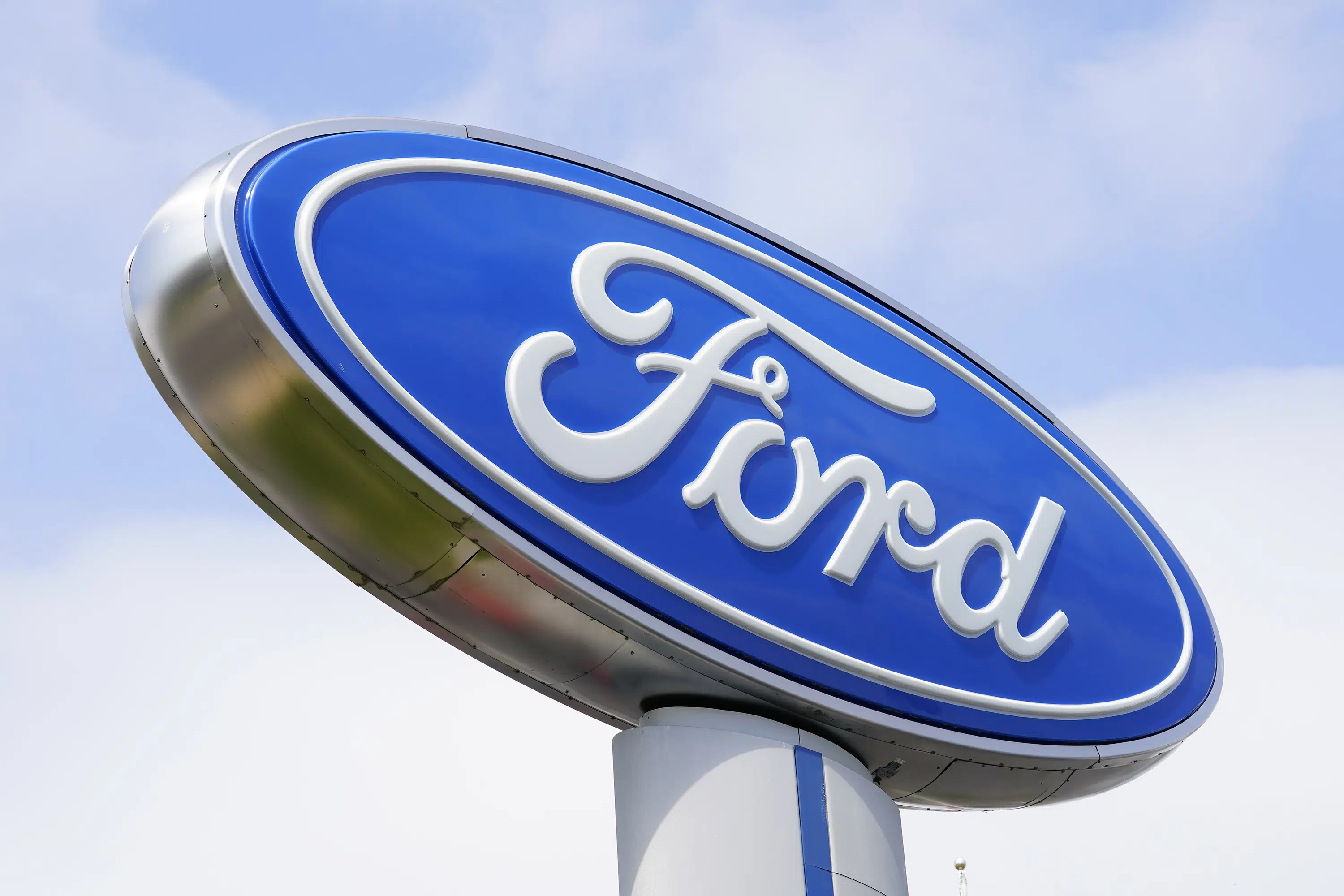 Ford warns Lincoln SUV owners of fire risk when parked with engines off.