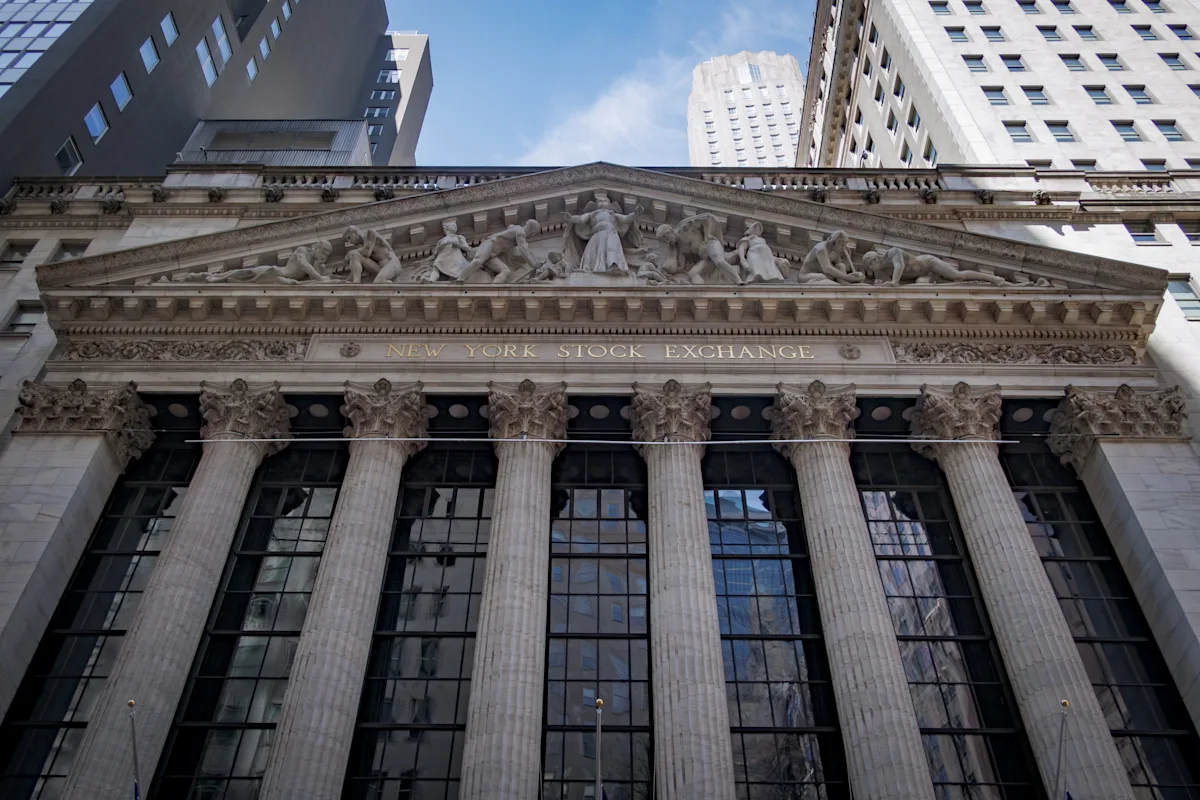 Featured image for Market Steady Ahead of Fed Minutes Amid Retail Earnings and Jackson Hole Jitters