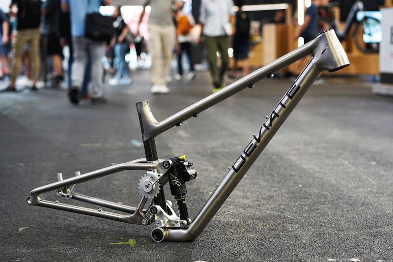 Eurobike 2023 Unveils Deviate's High Pivot Downcountry Prototype with Carbon-Lugged Design.