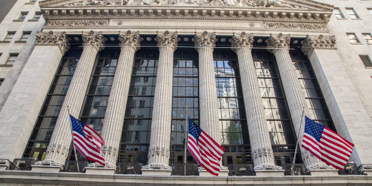 "Hedge Funds' Shifting Stakes: The Magnificent Seven and Market Moves"