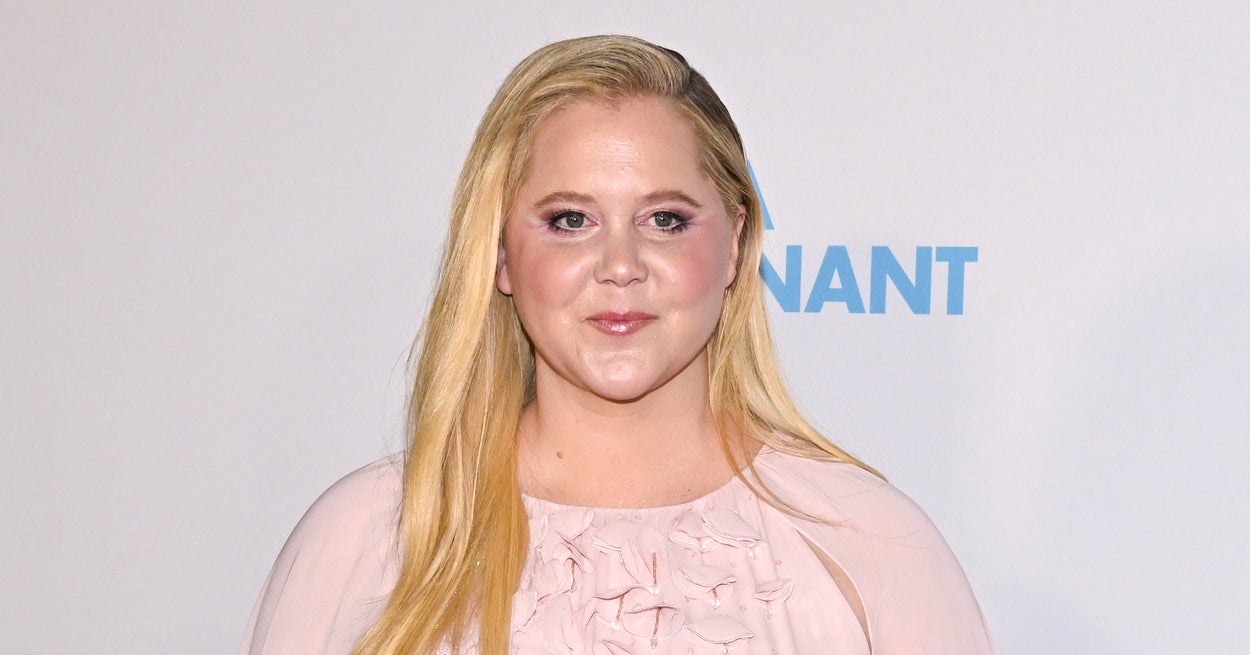 Featured image for Amy Schumer Showcases Toned Post-Weight Loss Look