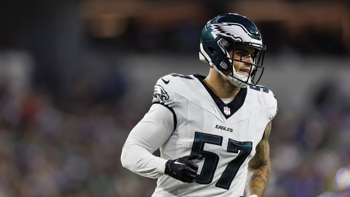 Eagles' Carter Ejected for Spitting, Hurts Leads Cowboys-Eagles Halftime