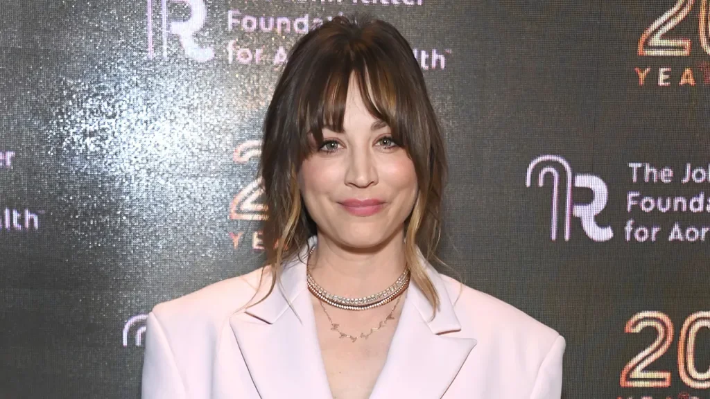 Kaley Cuoco stars in Peacock's "Based on a True Story" with a twist.