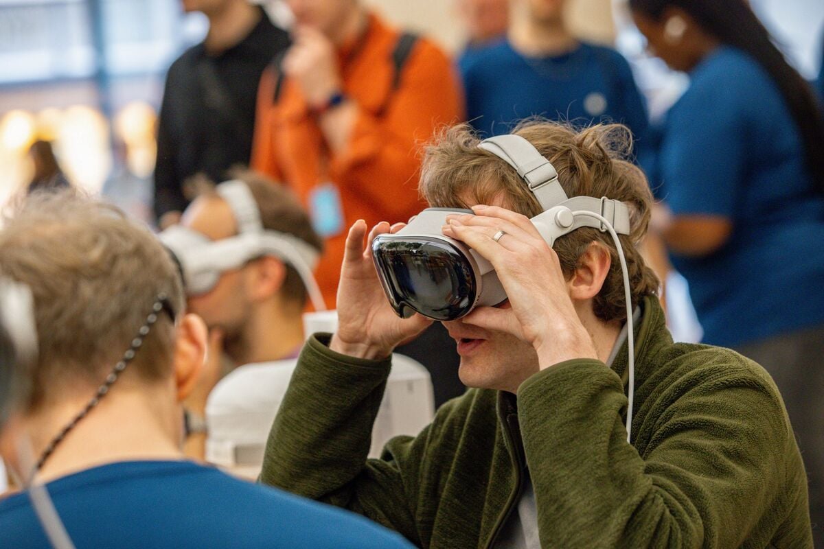 Featured image for Apple Vision Pro's immersive video content rollout faces delays and limitations