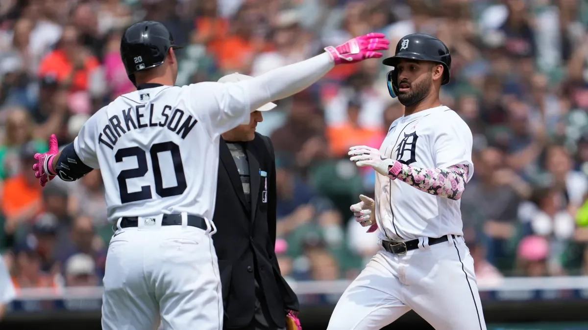 Tigers win series finale against Mariners with bases-loaded gifts.
