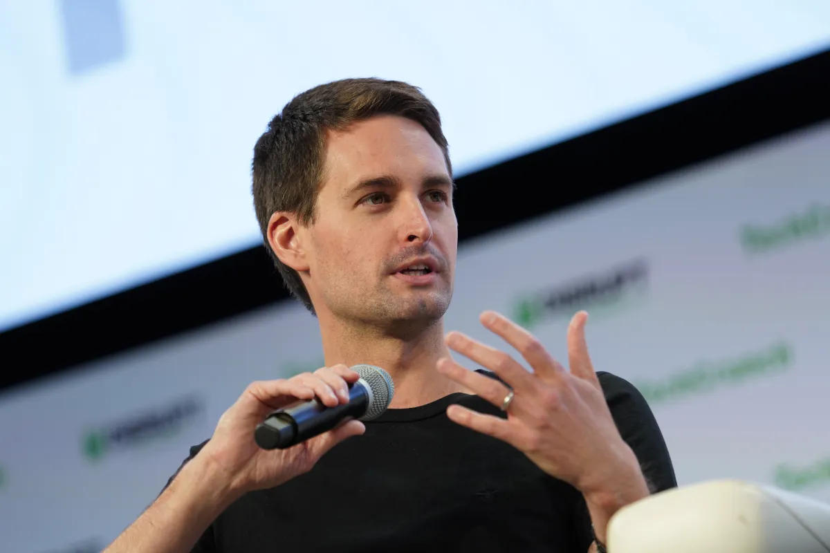 Snap to Launch Lightweight AI-Powered AR Glasses in 2026 to Compete with Meta and Apple