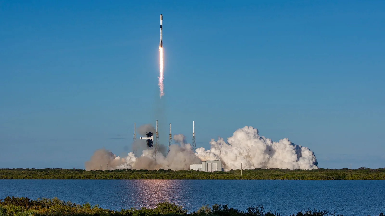 SpaceX braces for second Bahamas landing as Starlink launch lifts off from Cape Canaveral