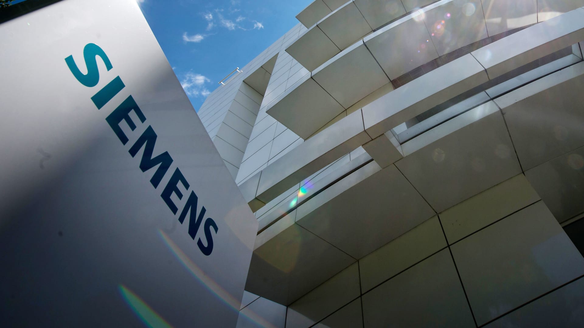 Featured image for Siemens Exceeds Earnings Expectations, Anticipates Slower Sales Growth in 2024