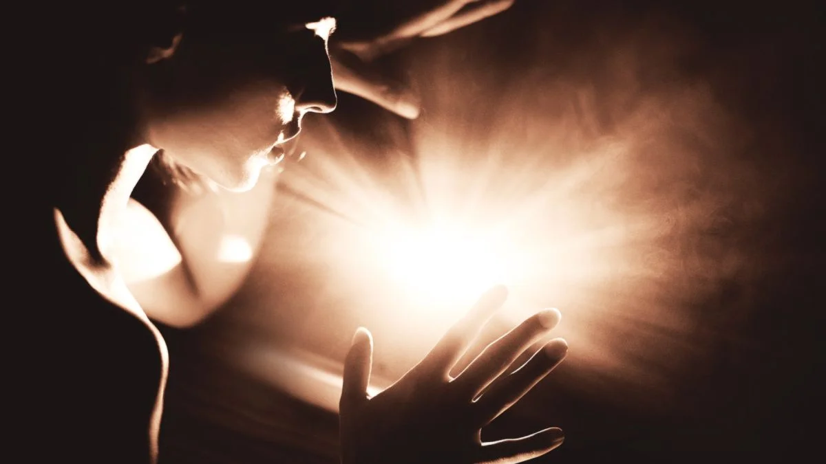 Featured image for Microscopic Engine Surpasses Sun's Heat, Challenges Physics