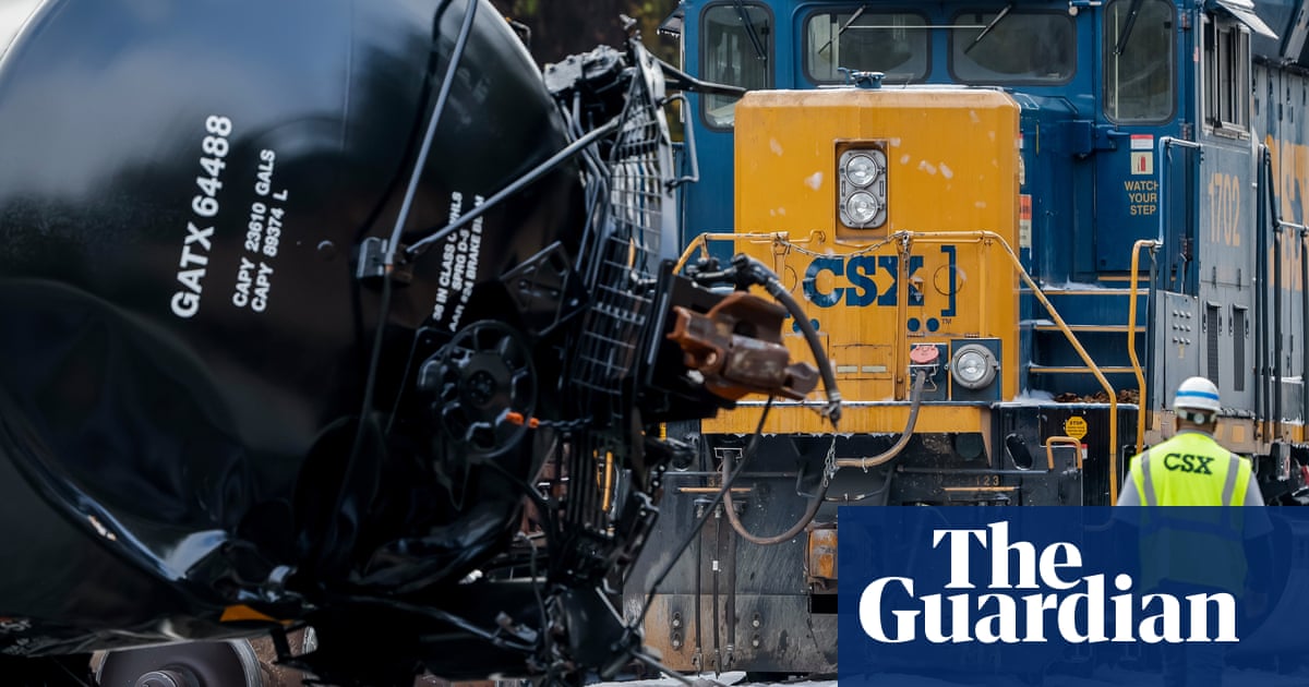 Featured image for Kentucky Train Derailment Ignites Molten Sulphur Fire, Forces Evacuations