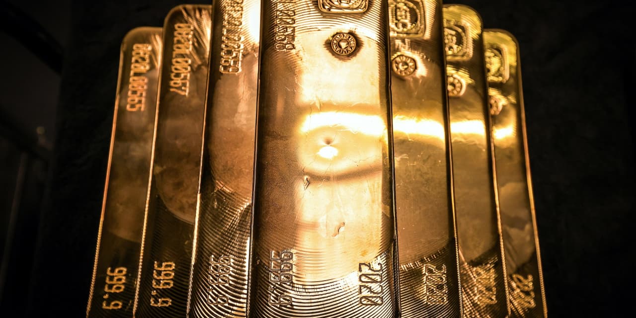 Gold Prices Hover Near Record Highs Ahead of Jobs Report
