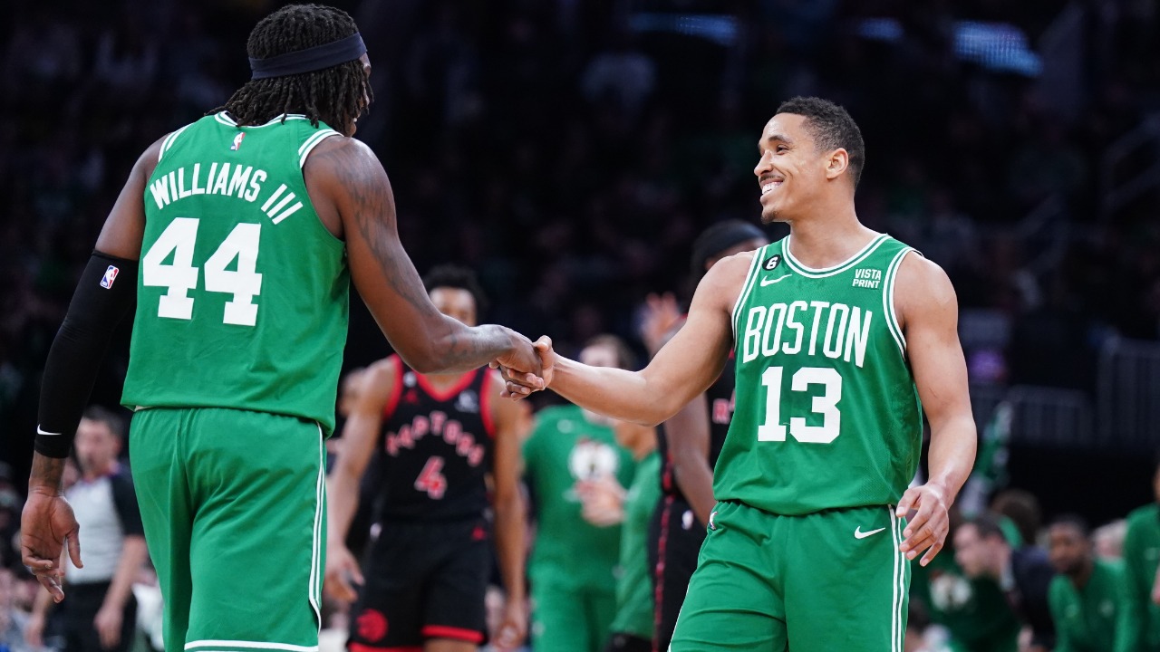 Malcolm Brogdon leads Celtics to bounce-back win against Raptors.