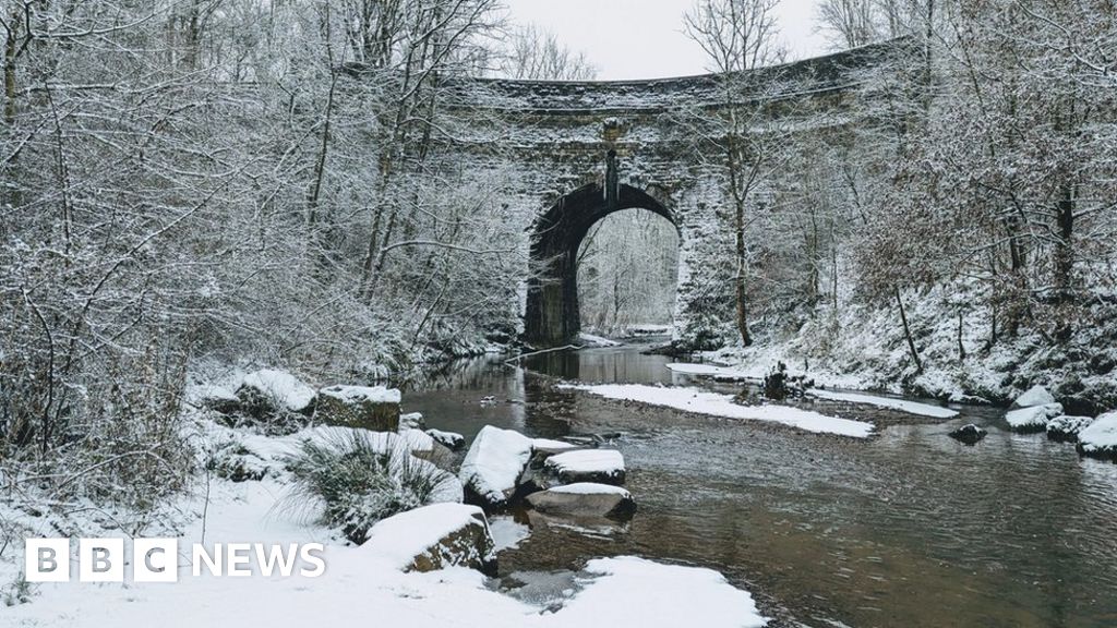 "Arctic Blast: Snow Blankets England and Scotland, Travel Warnings Issued"