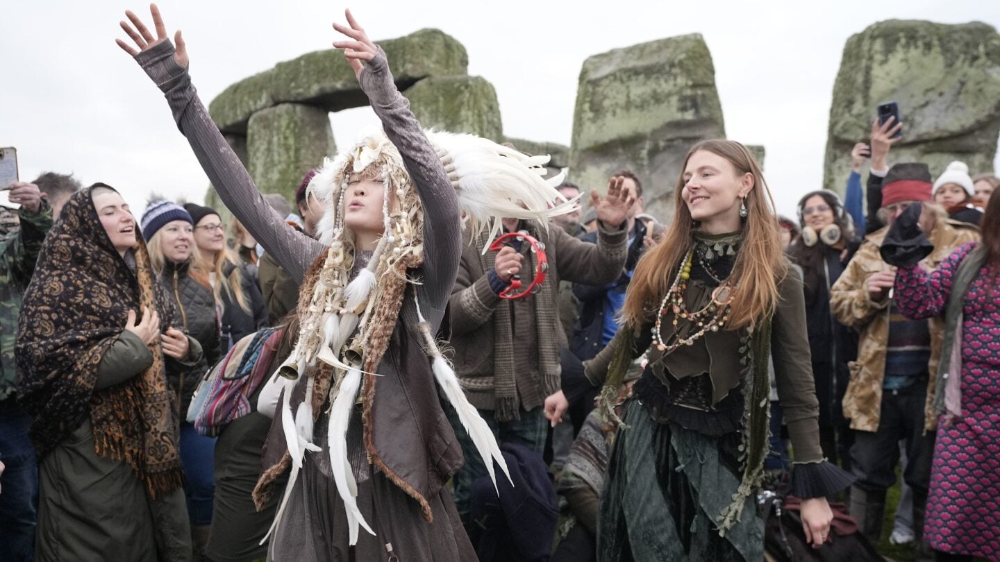 Featured image for Crowds Celebrate Winter Solstice Sunrise at Stonehenge