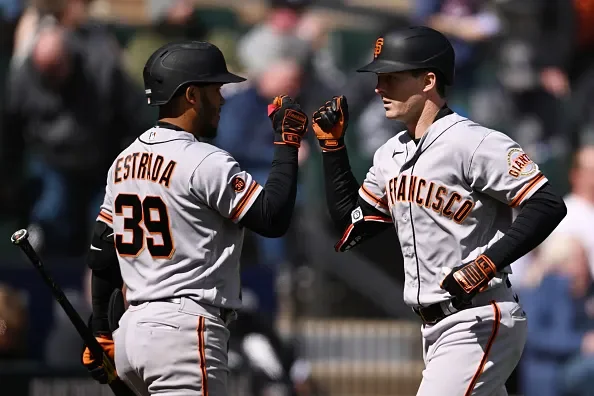 Giants dominate White Sox in record-setting series win.