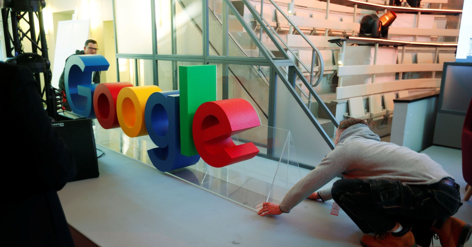 Featured image for Alphabet's Holiday Ad Revenue Disappoints, Shares Drop 4%