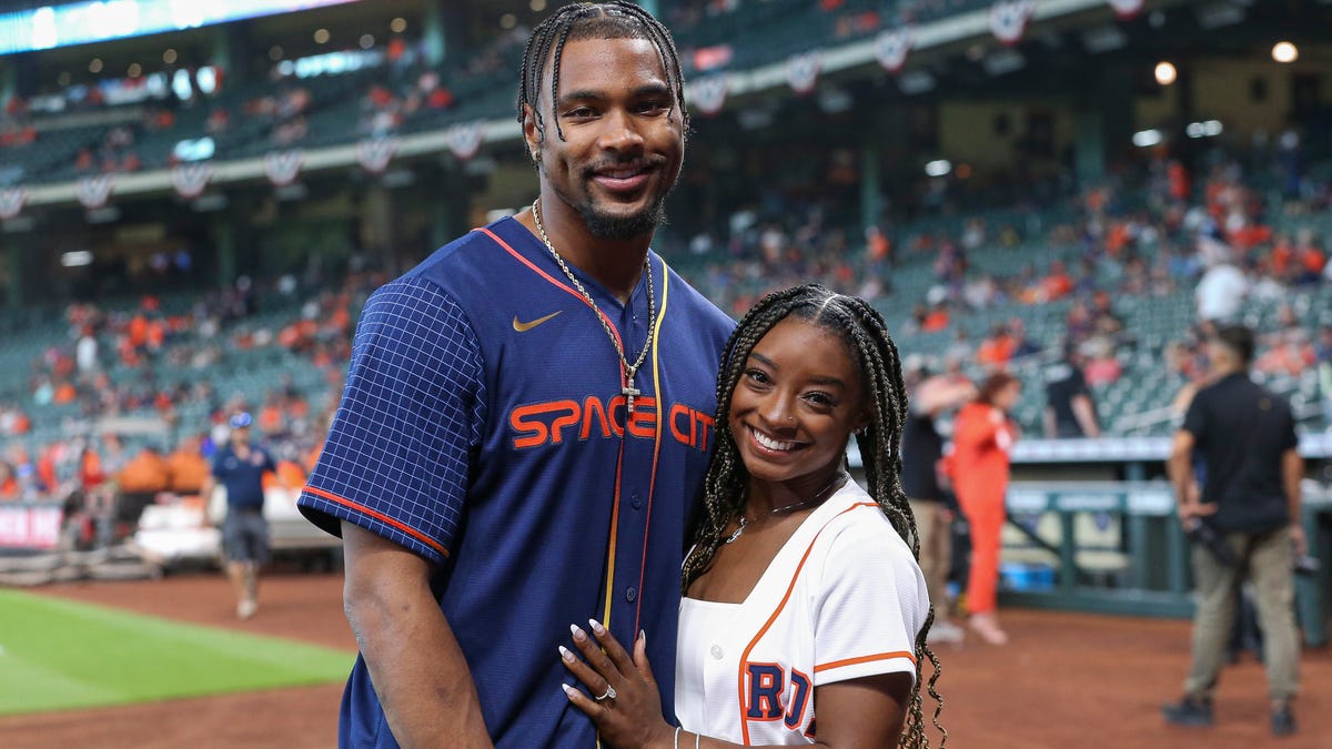 Simone Biles ties the knot with NFL's Jonathan Owens.
