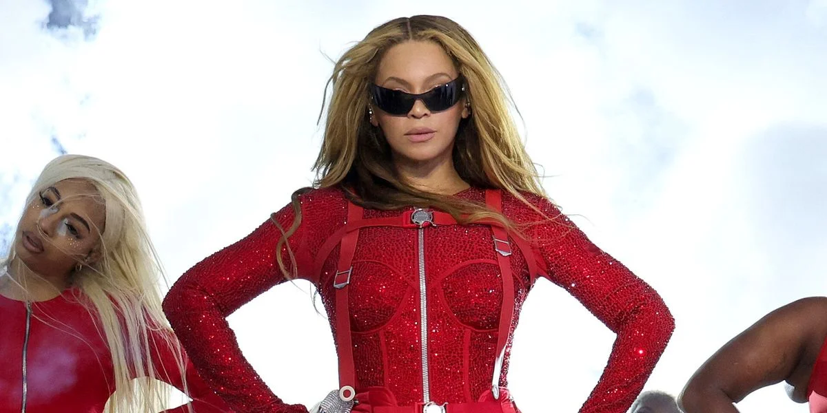 Beyoncé's Dancer Rescues Her From Wardrobe Mishap.