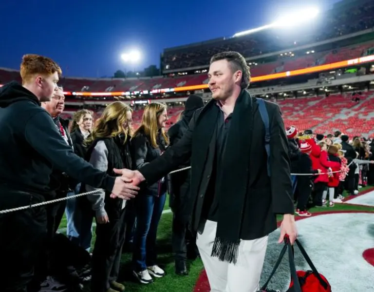 Featured image for Georgia Bulldogs Face QB Dilemma as Beck's Injury Clouds Future